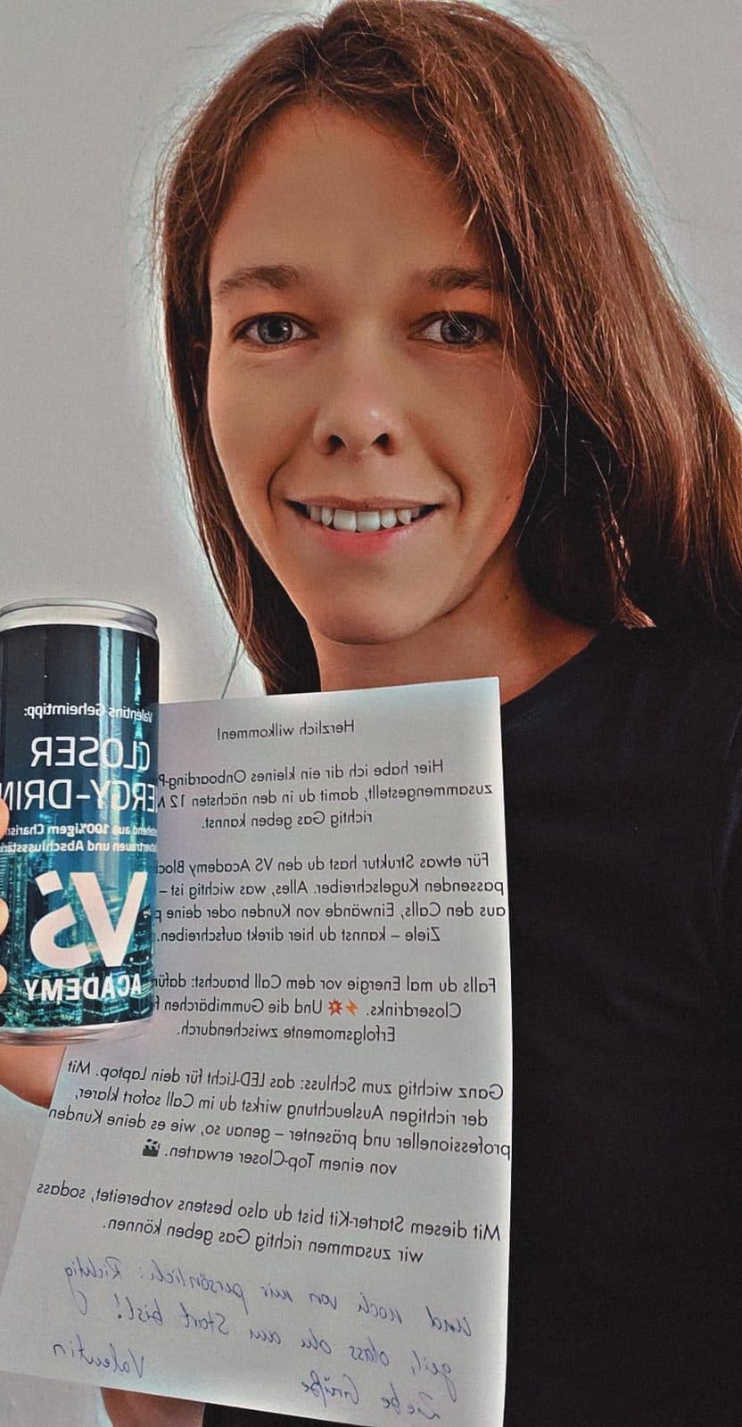Teilnehmerin hält den Willkommensbrief und eine Closer-Dose