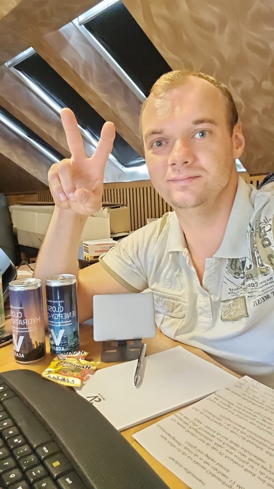 Teilnehmer am Arbeitsplatz mit zwei Dosen, Block, Stift und Brief
